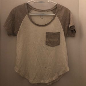 Woman’s pacsun pocket tee in taupe and white